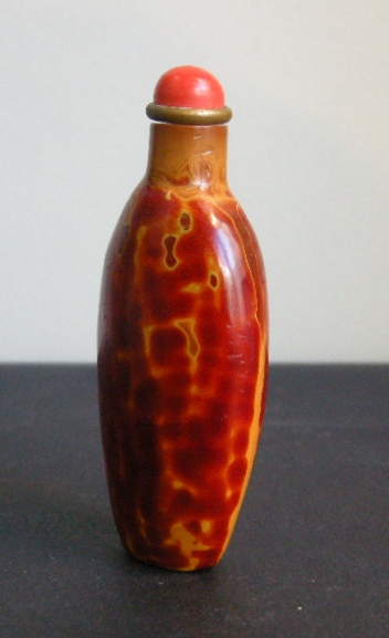 Tabatières : Tabatière en verre imitant le Réalgar ( la pierre  realgar contenant de l arsenic on ne pouvait pas  sculpter des tabatières dans cette matiere  donc les chinois aimant ses couleurs faisaient des imitations en verre) 1740/1800