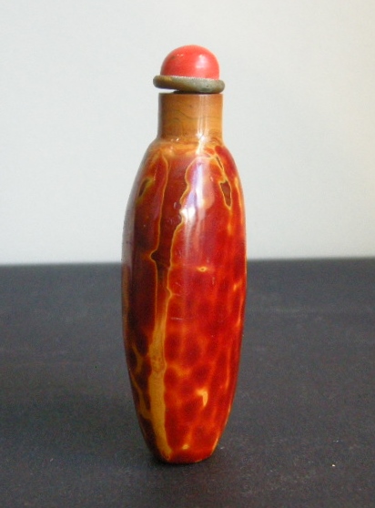 Tabatières : Tabatière en verre imitant le Réalgar ( la pierre  realgar contenant de l arsenic on ne pouvait pas  sculpter des tabatières dans cette matiere  donc les chinois aimant ses couleurs faisaient des imitations en verre) 1740/1800