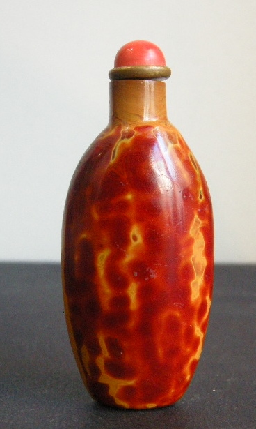 Tabatières : Tabatière en verre imitant le Réalgar ( la pierre  realgar contenant de l arsenic on ne pouvait pas  sculpter des tabatières dans cette matiere  donc les chinois aimant ses couleurs faisaient des imitations en verre) 1740/1800