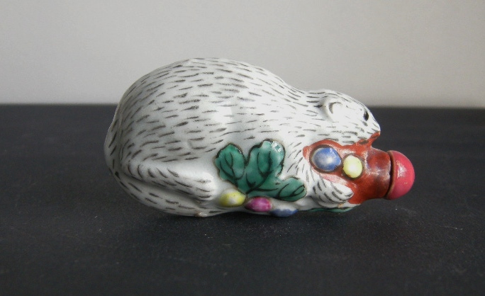 Snuff Bottles : Snuff bottle porcelain squirrel shape -  19th century