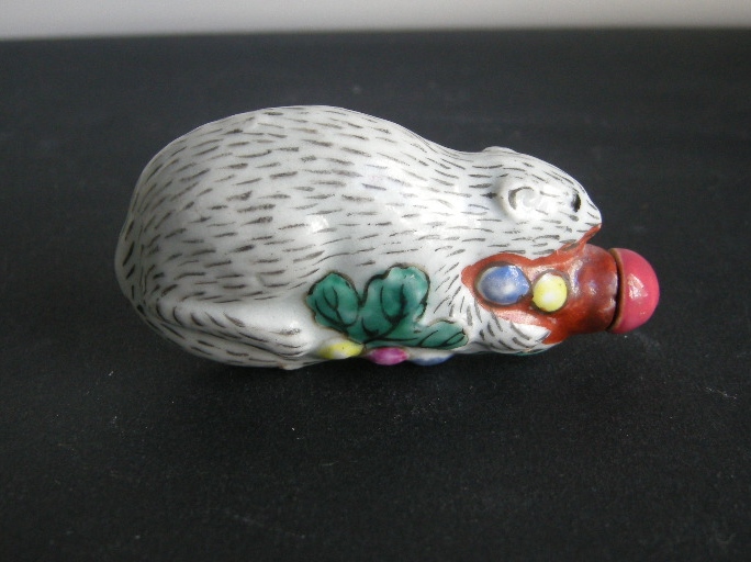 Snuff Bottles : Snuff bottle porcelain squirrel shape -  19th century