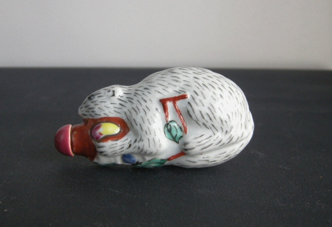 Snuff Bottles : Snuff bottle porcelain squirrel shape -  19th century