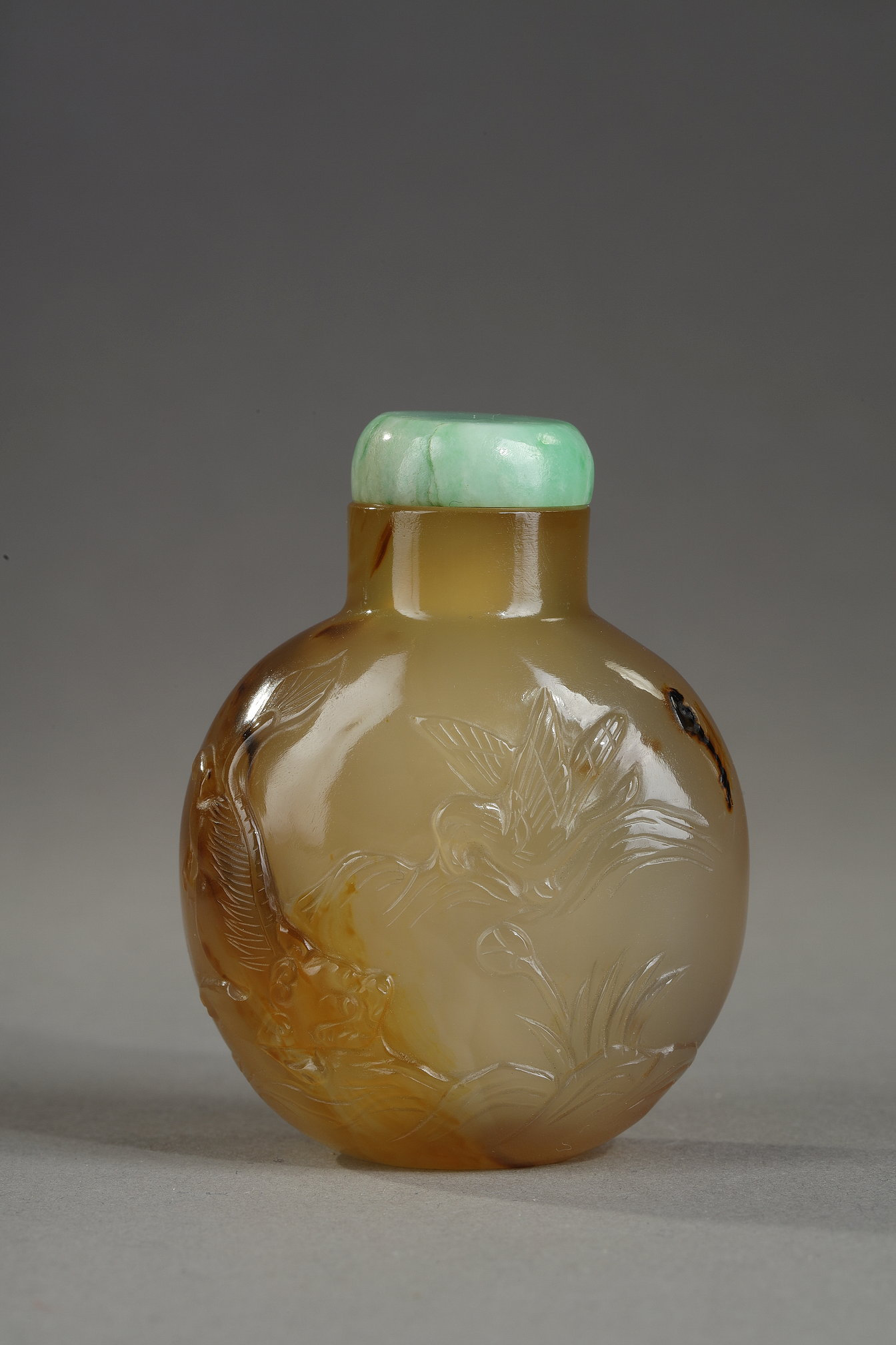 Snuff Bottles : agate snuffbottle finely carved from a phoenix looking at a flower and on the other side a bird of prey facing a tiger - China official school around 1800/1850
H 5,6cm