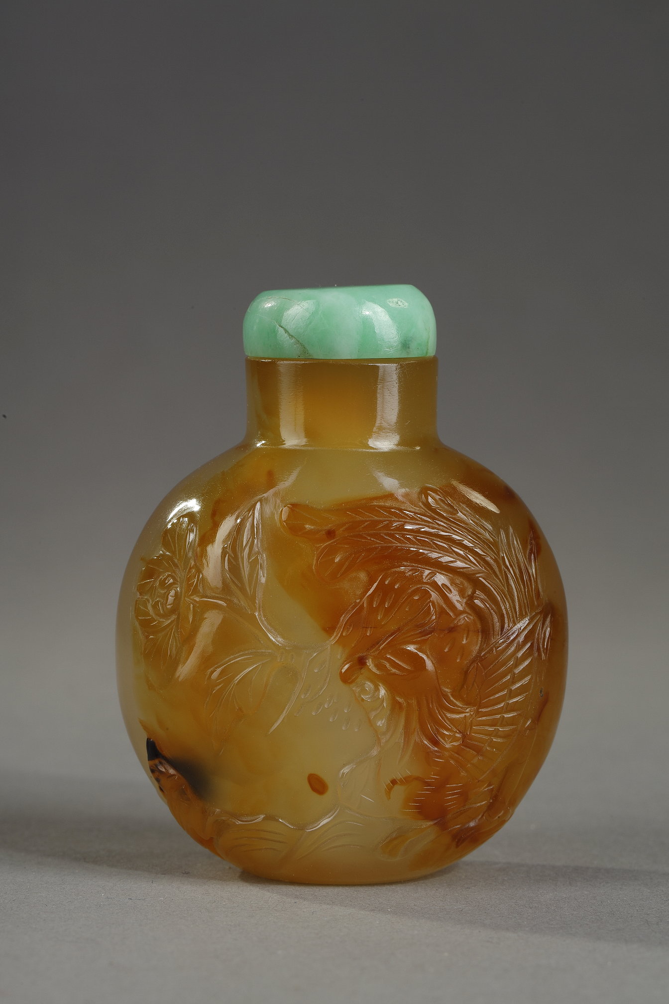 Snuff Bottles : agate snuffbottle finely carved from a phoenix looking at a flower and on the other side a bird of prey facing a tiger - China official school around 1800/1850
H 5,6cm