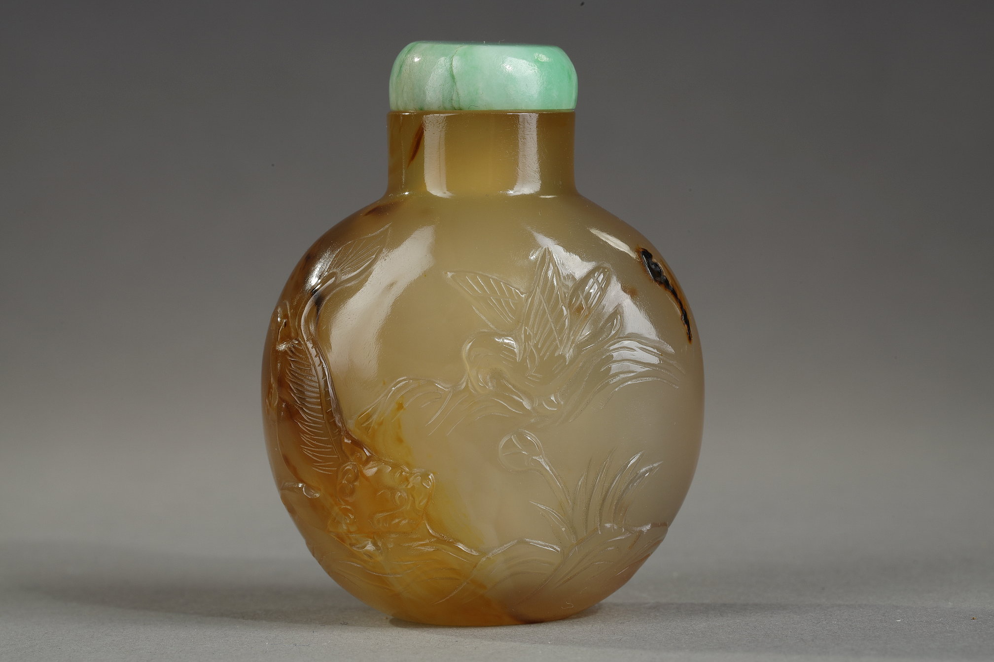 Snuff Bottles : agate snuffbottle finely carved from a phoenix looking at a flower and on the other side a bird of prey facing a tiger - China official school around 1800/1850
H 5,6cm