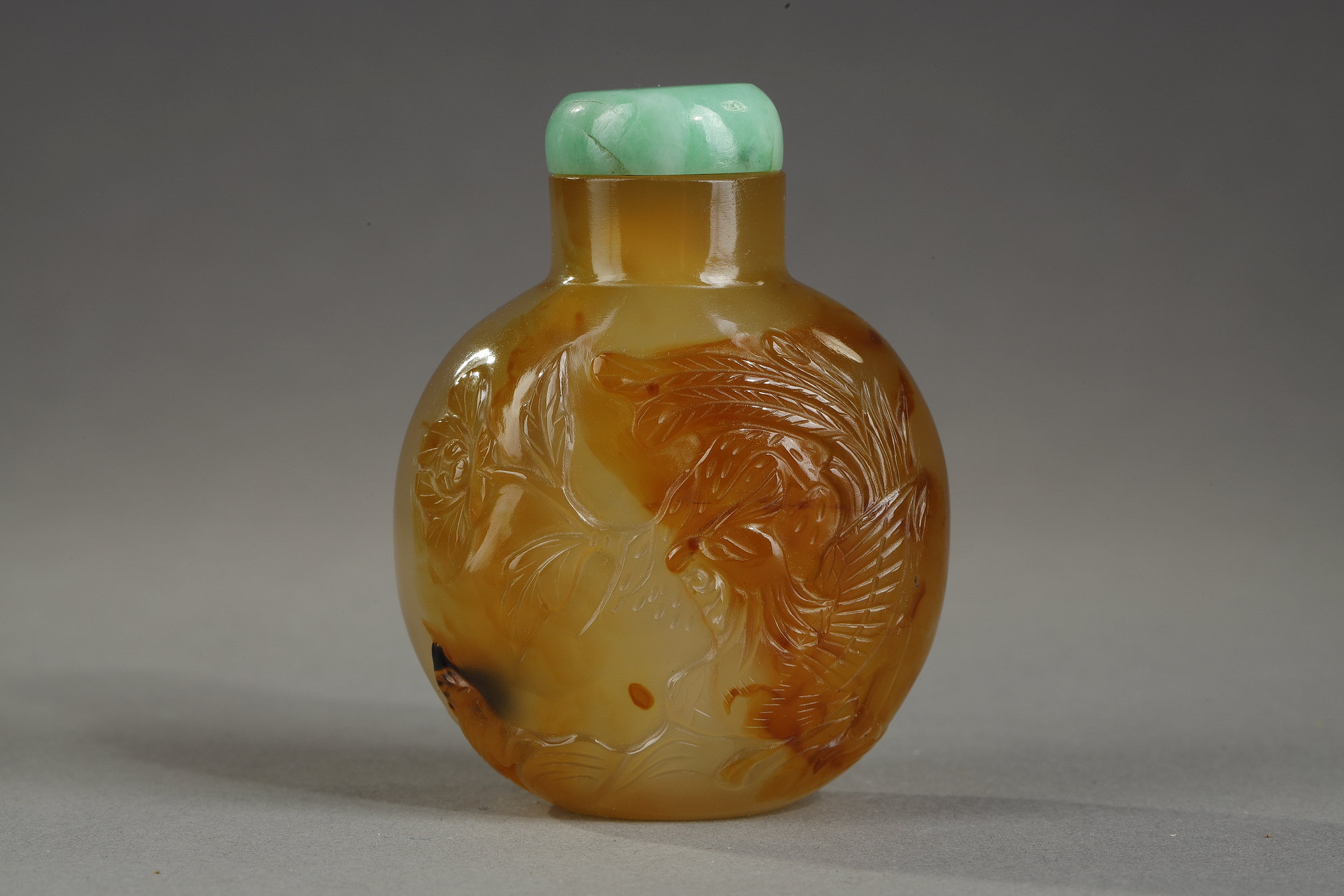 Snuff Bottles : agate snuffbottle finely carved from a phoenix looking at a flower and on the other side a bird of prey facing a tiger - China official school around 1800/1850
H 5,6cm