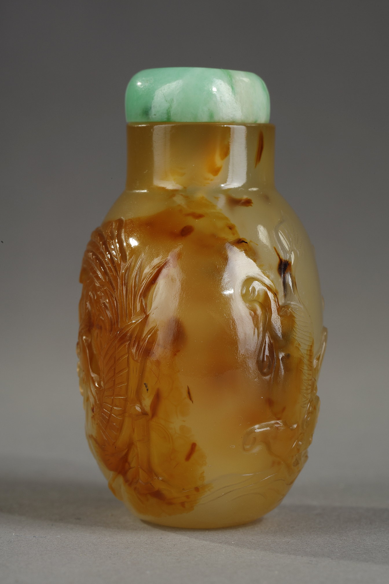 Snuff Bottles : agate snuffbottle finely carved from a phoenix looking at a flower and on the other side a bird of prey facing a tiger - China official school around 1800/1850
H 5,6cm