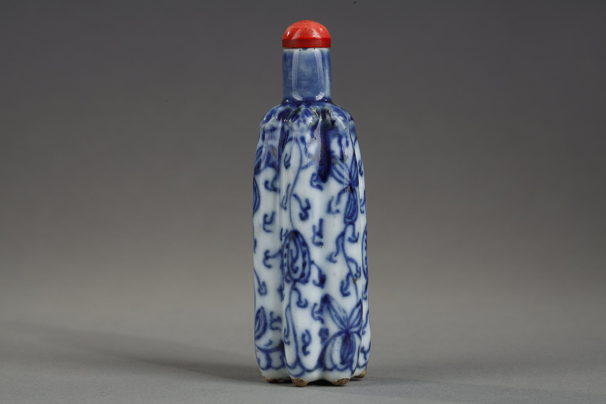 Snuff Bottles : Snuff bottle blue and white porcelain melon-shaped bottle decorated with small melons and flowers -1800/1850
H 7,4cm