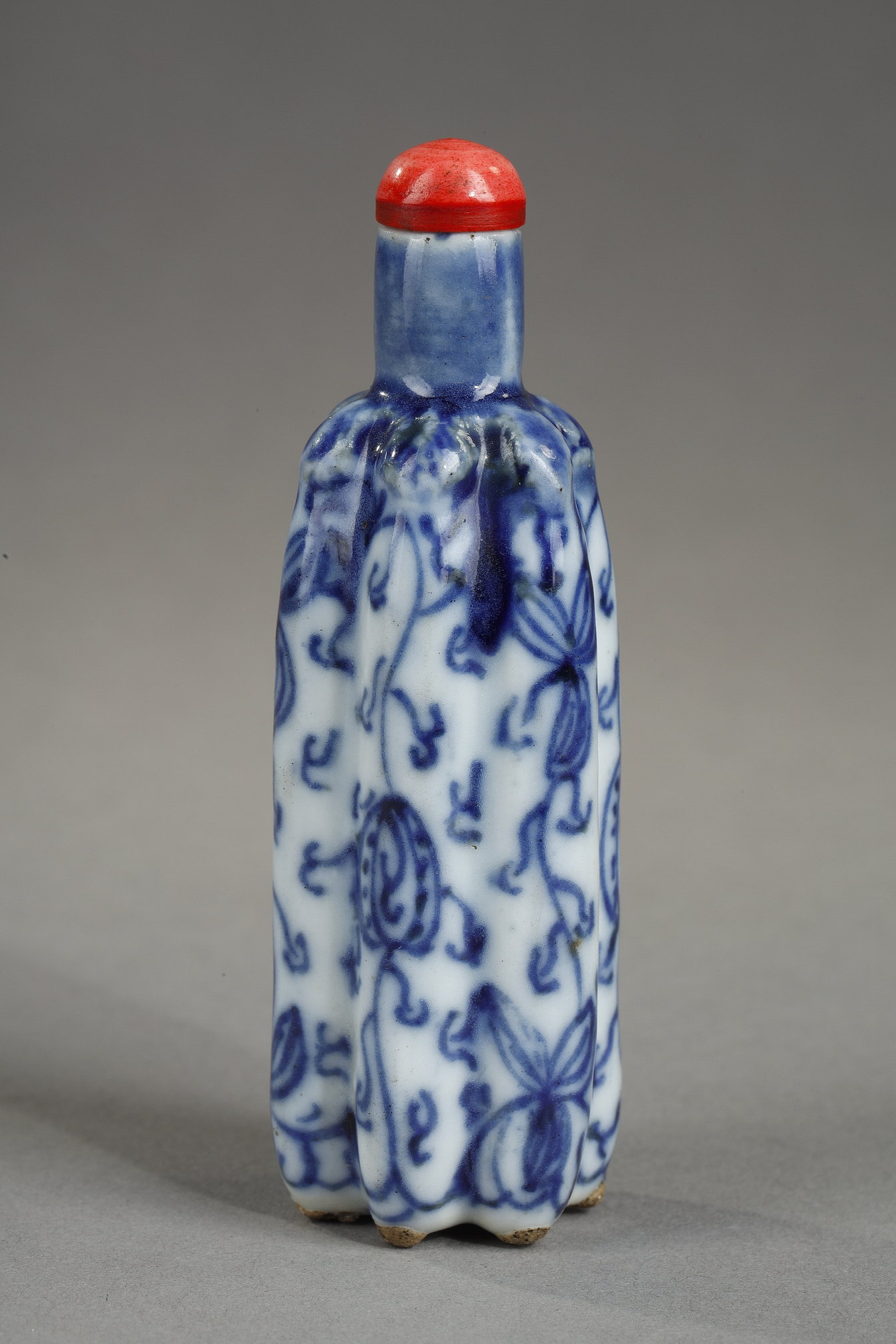 Snuff Bottles : Snuff bottle blue and white porcelain melon-shaped bottle decorated with small melons and flowers -1800/1850
H 7,4cm