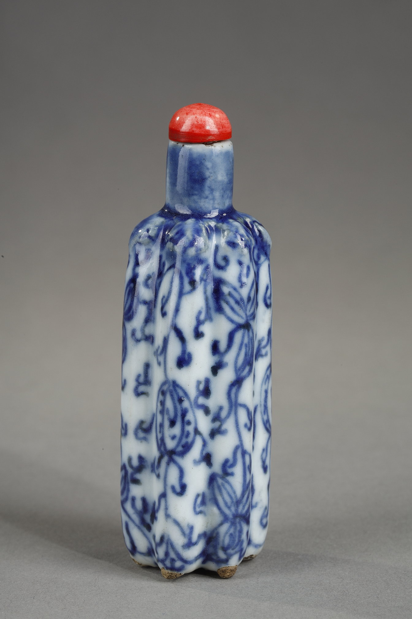 Snuff Bottles : Snuff bottle blue and white porcelain melon-shaped bottle decorated with small melons and flowers -1800/1850
H 7,4cm