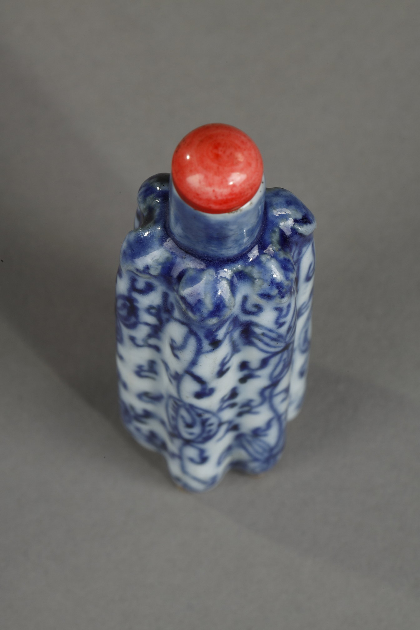 Snuff Bottles : Snuff bottle blue and white porcelain melon-shaped bottle decorated with small melons and flowers -1800/1850
H 7,4cm