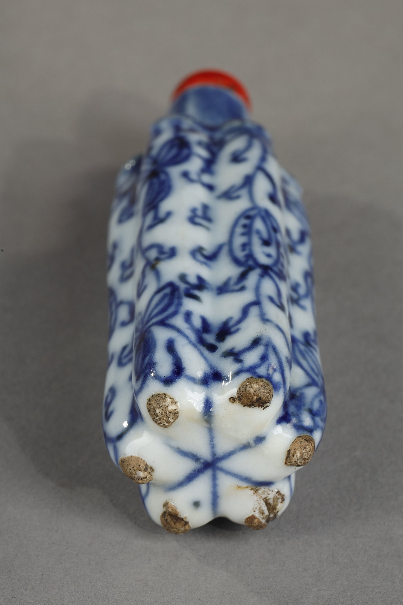 Snuff Bottles : Snuff bottle blue and white porcelain melon-shaped bottle decorated with small melons and flowers -1800/1850
H 7,4cm