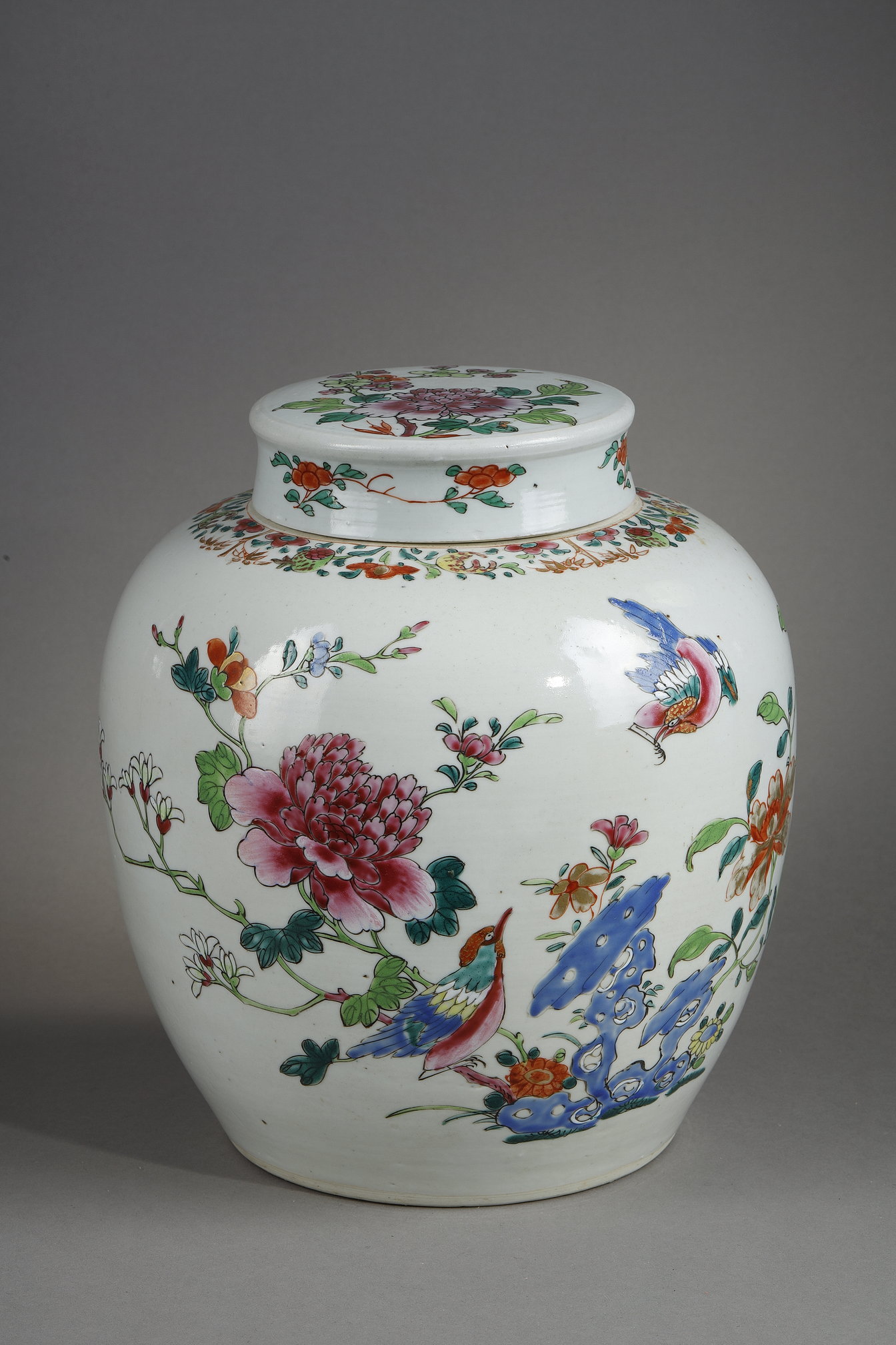 Polychrome : ginger pot and cover porcelain of the Famille Rose- China Qianlong period 1736/1795 around 1750