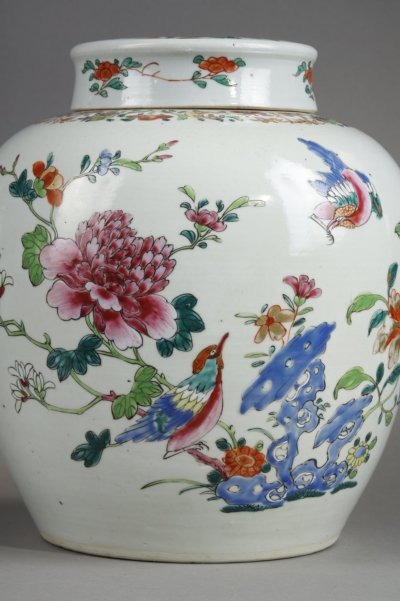 Polychrome : ginger pot and cover porcelain of the Famille Rose- China Qianlong period 1736/1795 around 1750