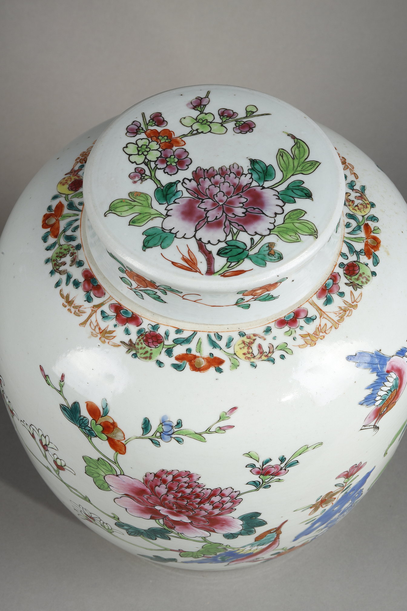 Polychrome : ginger pot and cover porcelain of the Famille Rose- China Qianlong period 1736/1795 around 1750