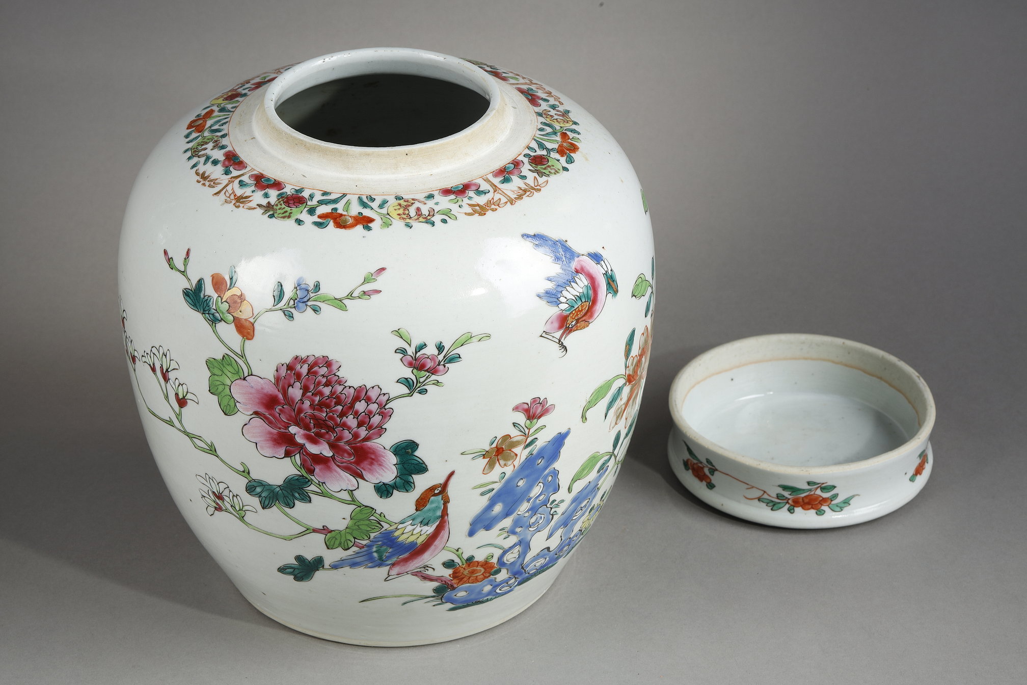 Polychrome : ginger pot and cover porcelain of the Famille Rose- China Qianlong period 1736/1795 around 1750