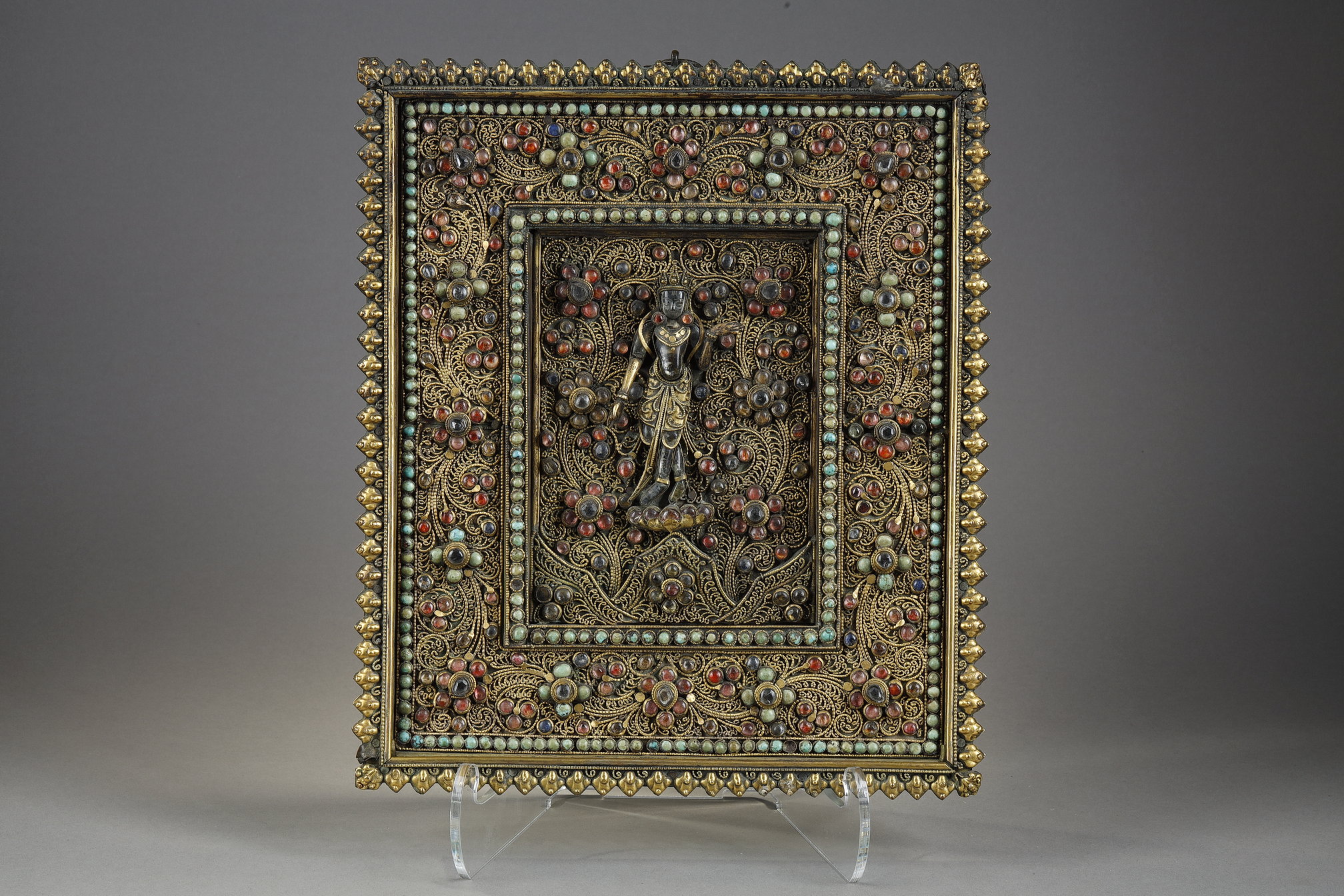 Objets d'art : Rare plaque murale votive en bois finement recouverte de filigranes en metal doré  et incrusté de cabochons turquoises , cristaux de roche, tourmalines  et au centre une deesse en cristaux de roche et metal doré. Nepal 19em siecle vers 1820