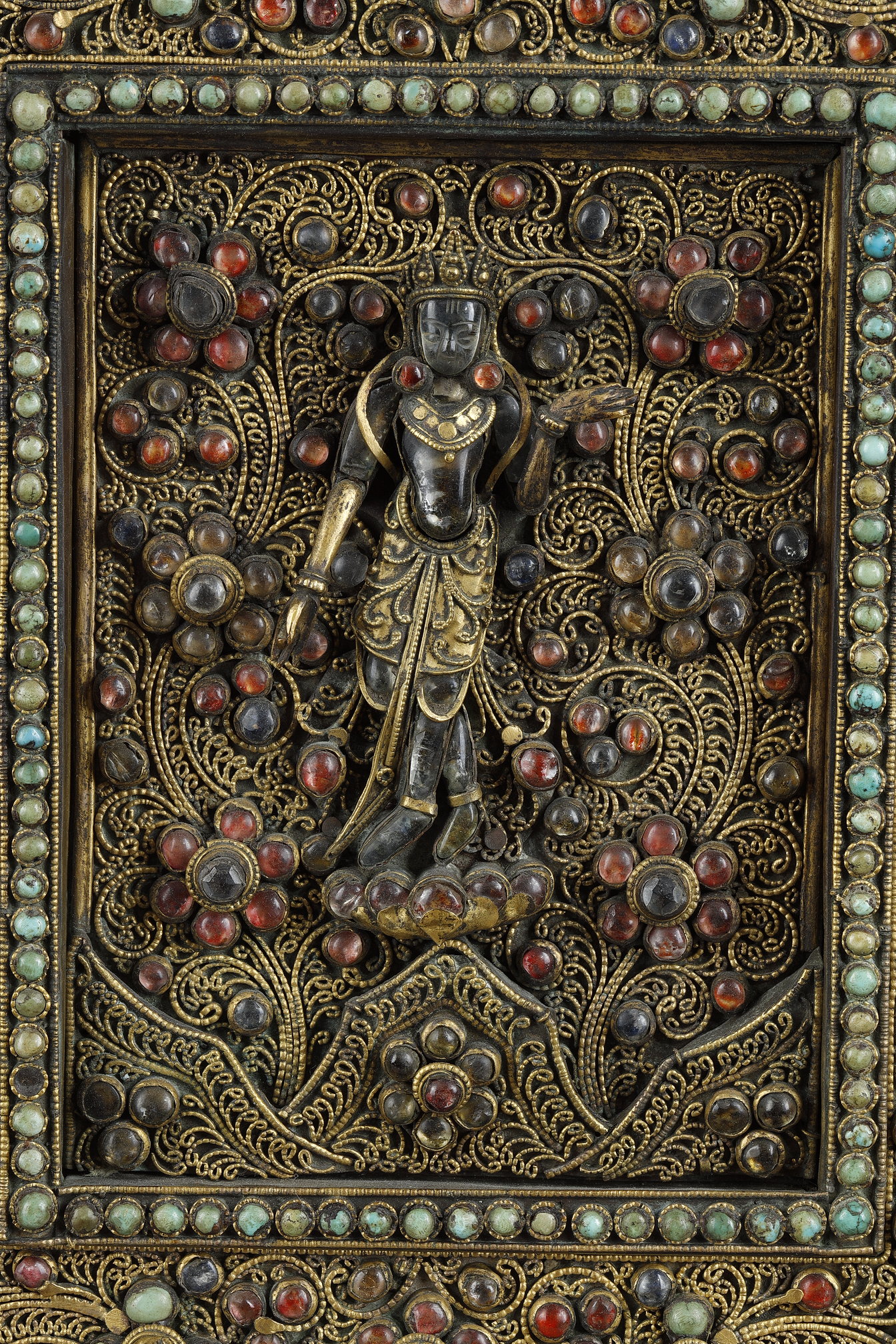 Objets d'art : Rare plaque murale votive en bois finement recouverte de filigranes en metal doré  et incrusté de cabochons turquoises , cristaux de roche, tourmalines  et au centre une deesse en cristaux de roche et metal doré. Nepal 19em siecle vers 1820