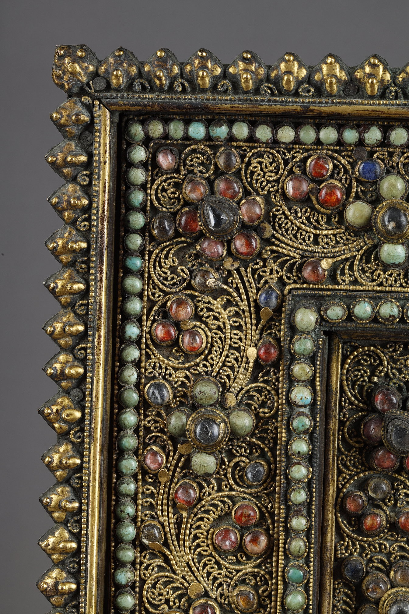 Objets d'art : Rare plaque murale votive en bois finement recouverte de filigranes en metal doré  et incrusté de cabochons turquoises , cristaux de roche, tourmalines  et au centre une deesse en cristaux de roche et metal doré. Nepal 19em siecle vers 1820
