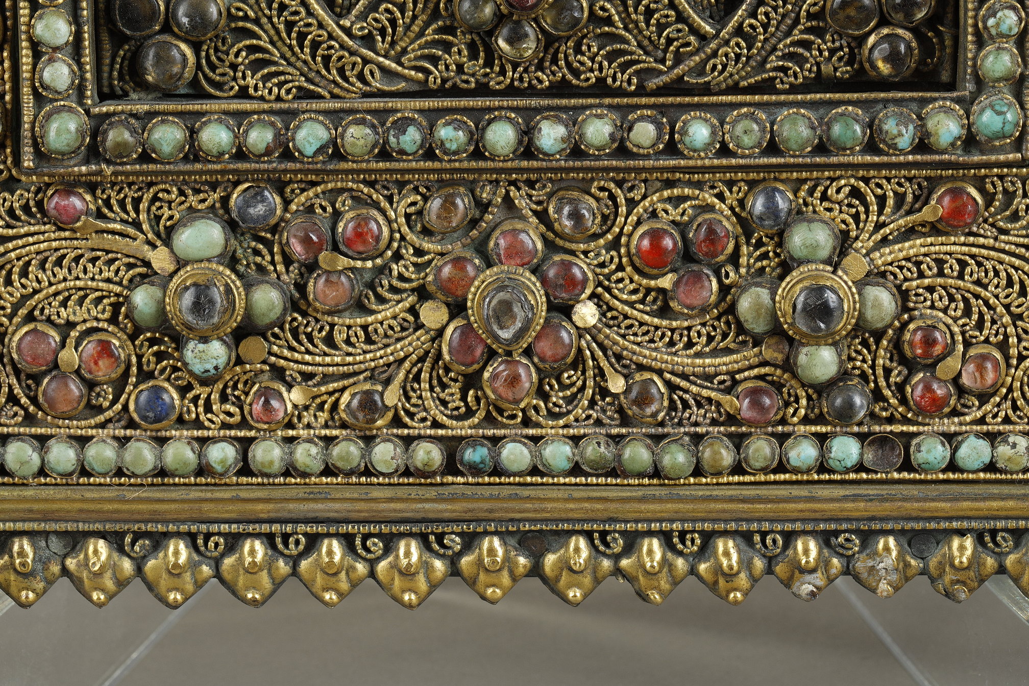 Objets d'art : Rare plaque murale votive en bois finement recouverte de filigranes en metal doré  et incrusté de cabochons turquoises , cristaux de roche, tourmalines  et au centre une deesse en cristaux de roche et metal doré. Nepal 19em siecle vers 1820