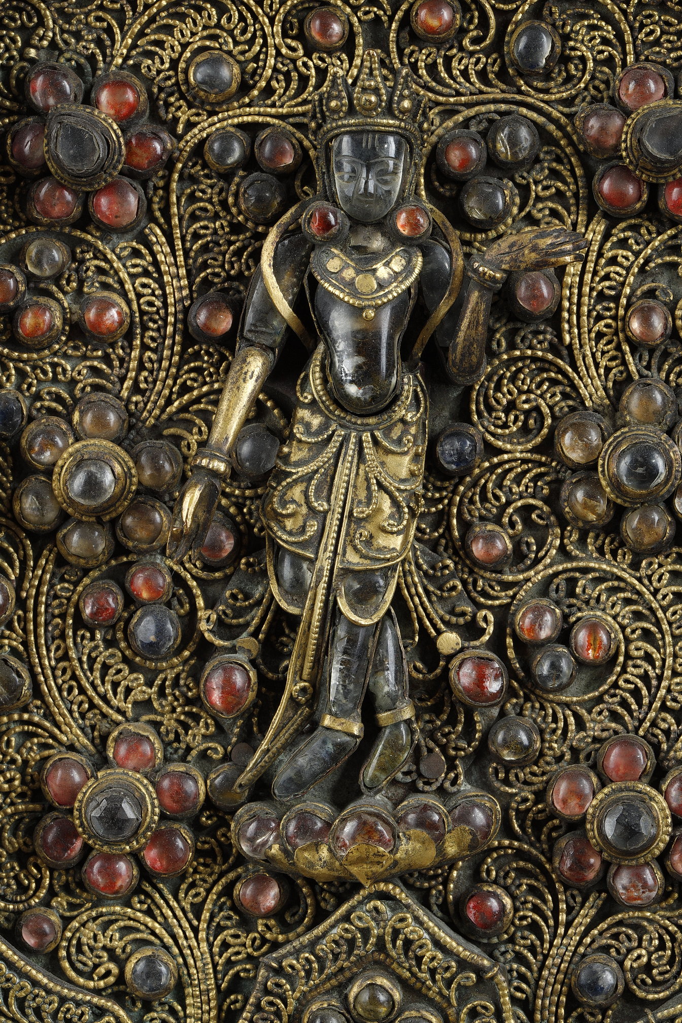 Objets d'art : Rare plaque murale votive en bois finement recouverte de filigranes en metal doré  et incrusté de cabochons turquoises , cristaux de roche, tourmalines  et au centre une deesse en cristaux de roche et metal doré. Nepal 19em siecle vers 1820