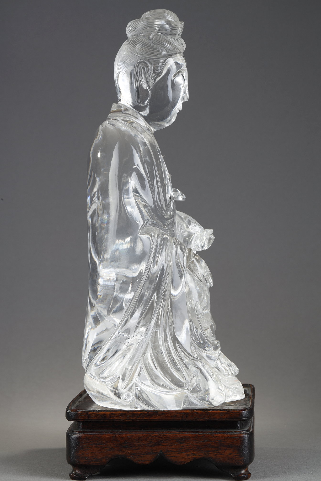 Objets d'art : grande statuette en cristal de roche representant une Guanyin tenant un sceptre - Deuxieme partie du 19em siècle