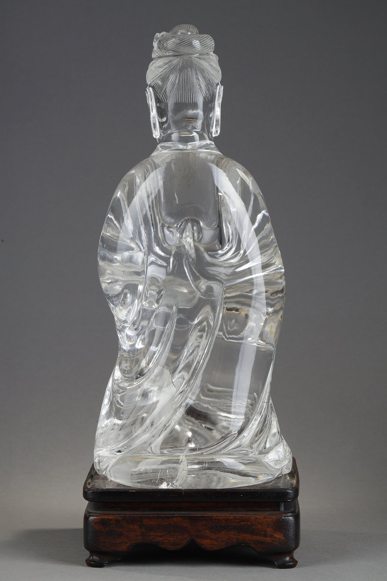 Objets d'art : grande statuette en cristal de roche representant une Guanyin tenant un sceptre - Deuxieme partie du 19em siècle