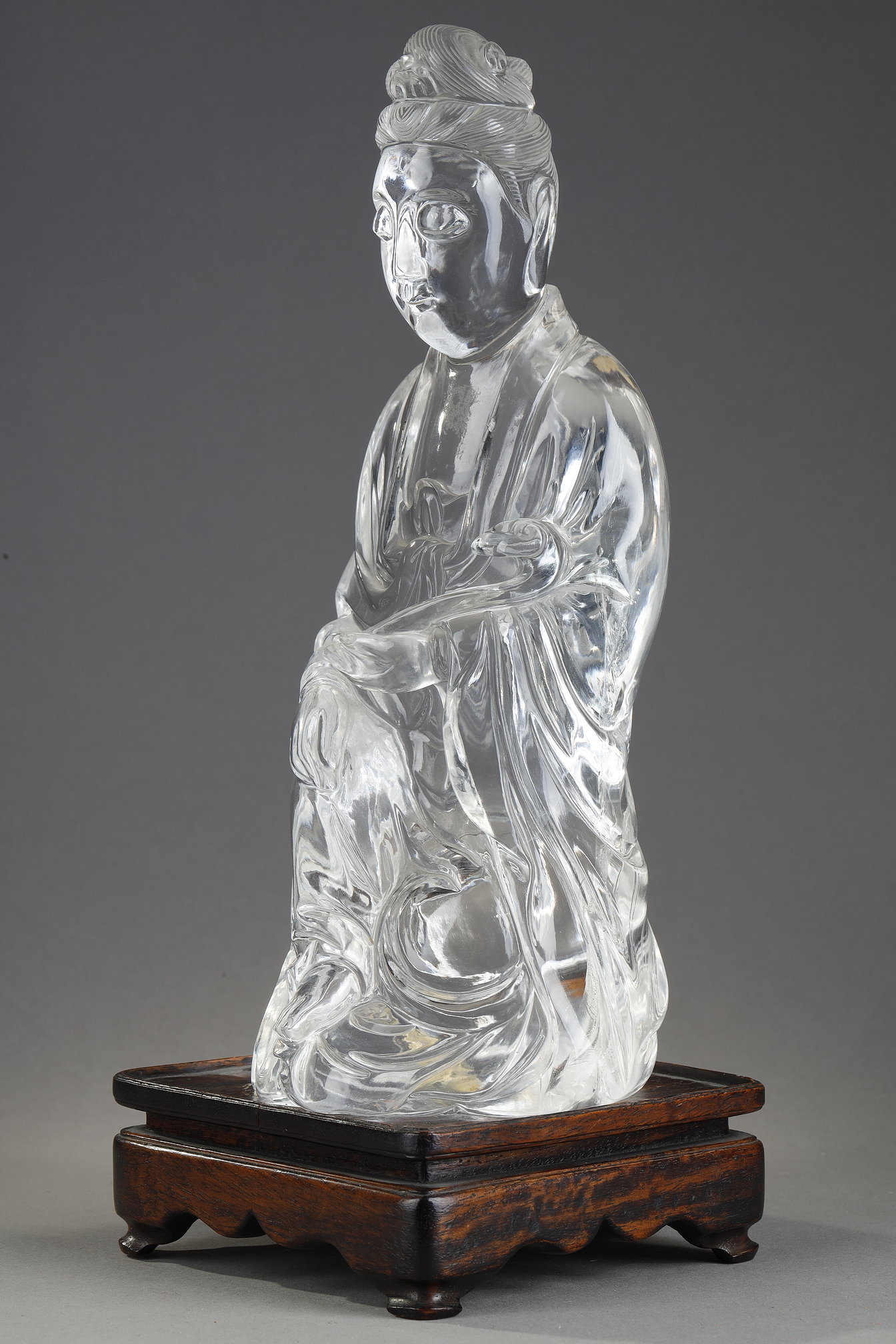 Objets d'art : grande statuette en cristal de roche representant une Guanyin tenant un sceptre - Deuxieme partie du 19em siècle