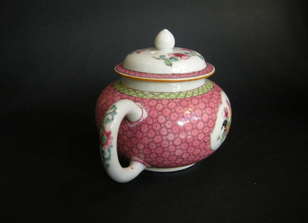 Polychrome : small teapot  in fine porcelain of the Famille Rose - China Yongzheng period 1723/1735