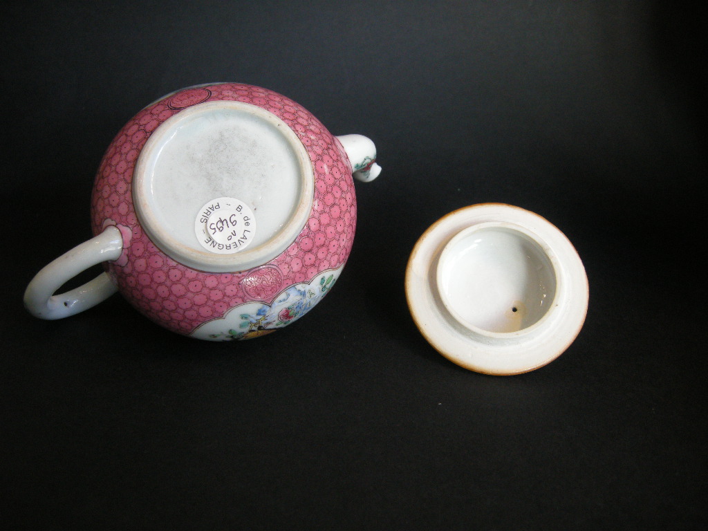 Polychrome : small teapot  in fine porcelain of the Famille Rose - China Yongzheng period 1723/1735