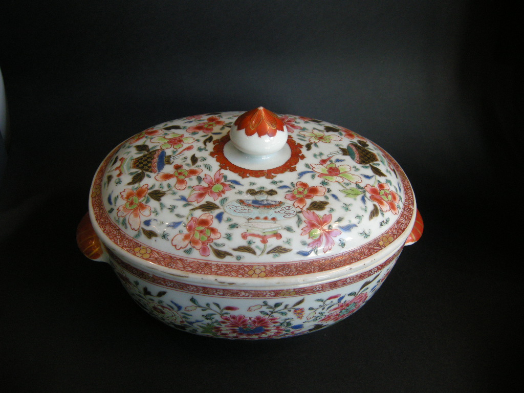 Polychrome : terrine en porcelaine de la famille rose - Chine Epoque Qianlong vers 1740