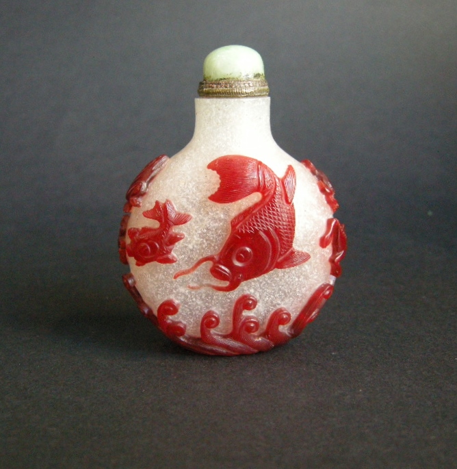 Snuff Bottles : Red overlay glass snuff bottle carved of fish and marine animals - Rare mark under the base - China 1800/1850