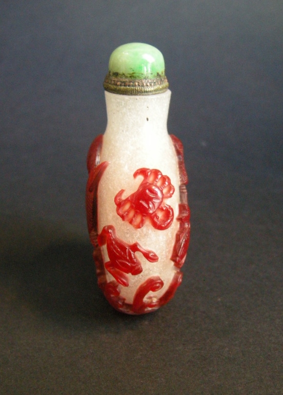 Snuff Bottles : Red overlay glass snuff bottle carved of fish and marine animals - Rare mark under the base - China 1800/1850