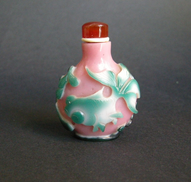 Snuff Bottles : snuff bottle glass double overlay with a fish on each face - 19th century