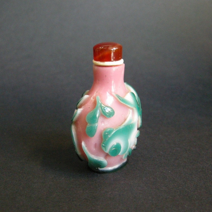 Snuff Bottles : snuff bottle glass double overlay with a fish on each face - 19th century