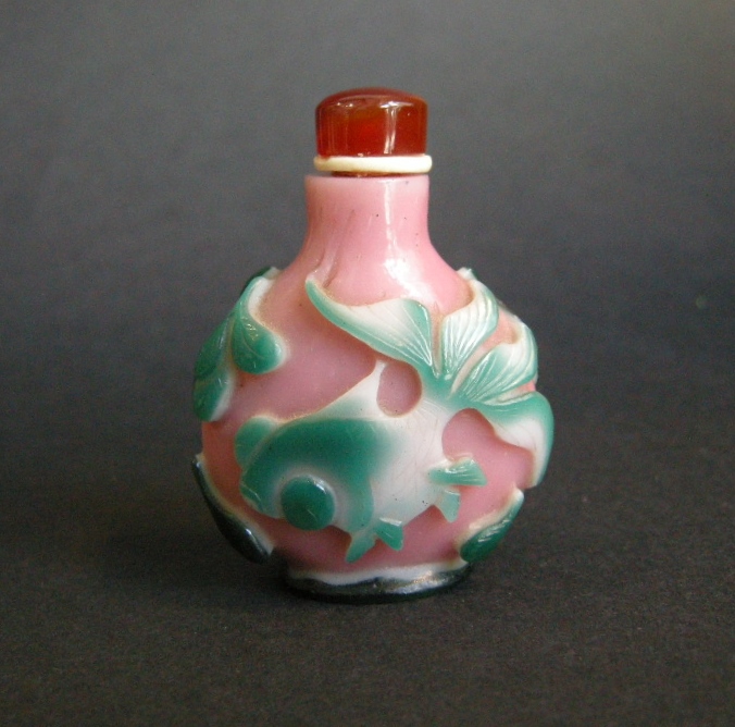 Snuff Bottles : snuff bottle glass double overlay with a fish on each face - 19th century