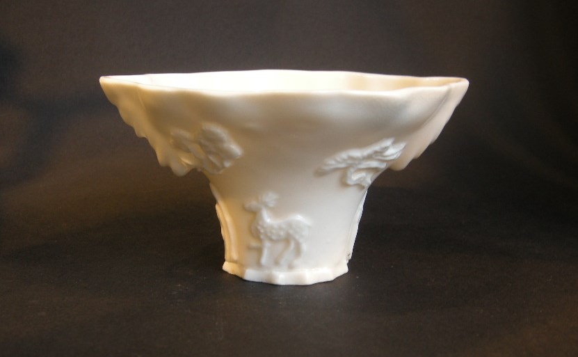 Blue White : white porcelain libation blanc de Chine porcelain cup in the shape of rhinoceros horn. Dehua kilns in Fujian province - Kangxi period 1662/1722