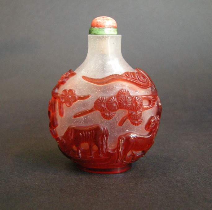 Tabatières : Flacon tabatière en verre overlay rouge sculptée de deux chevaux sur chaque face - Chine 1800/1850 