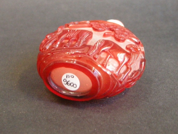 Tabatières : Flacon tabatière en verre overlay rouge sculptée de deux chevaux sur chaque face - Chine 1800/1850 