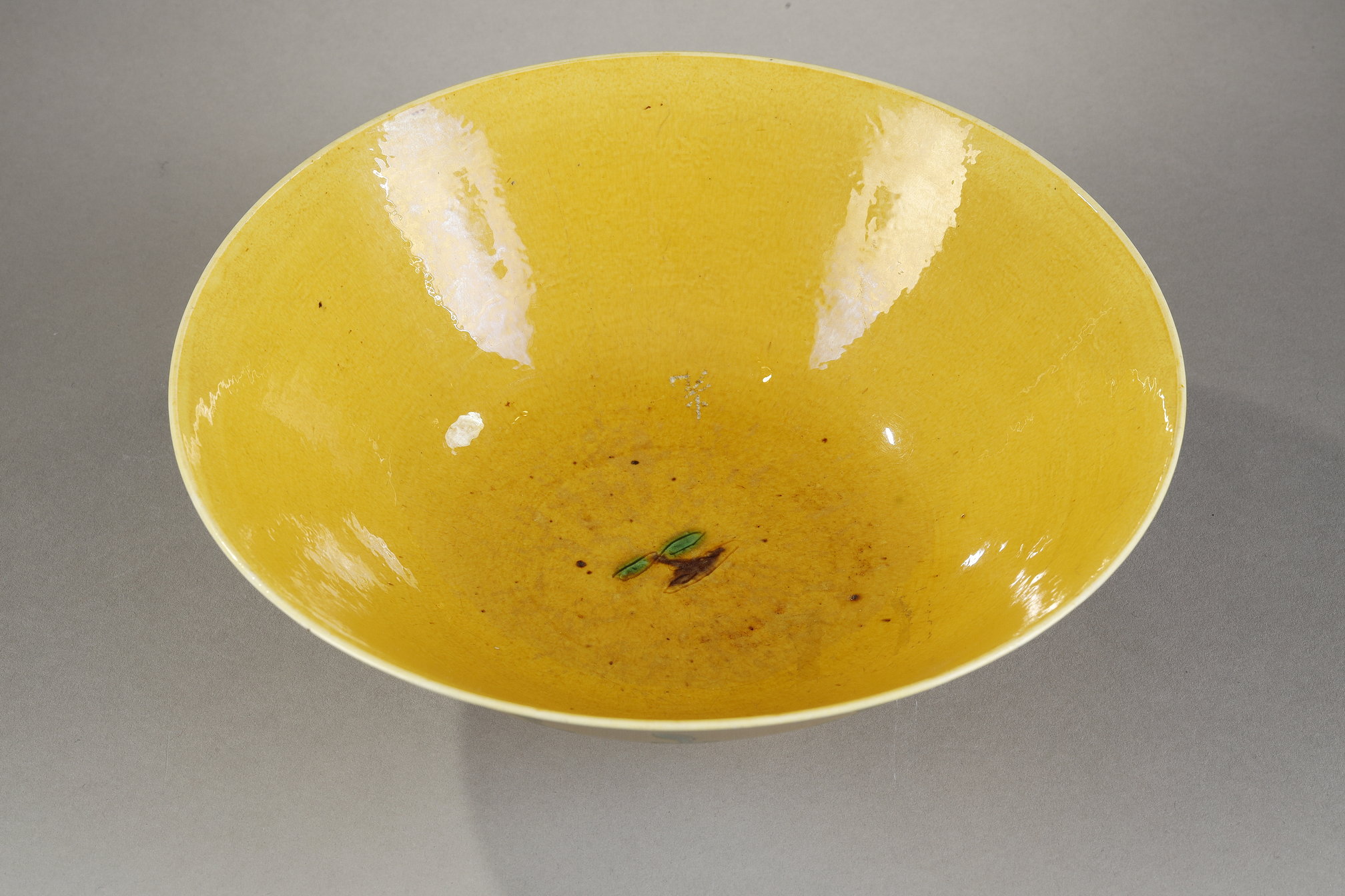 Polychrome :  Chinese yellow-ground 'brinjal' biscuit bowl, Kangxi period 1662/1722