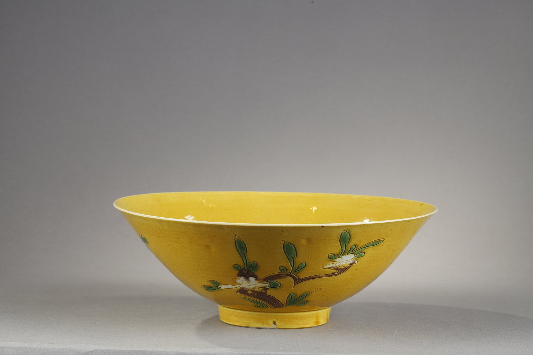 Polychrome :  Chinese yellow-ground 'brinjal' biscuit bowl, Kangxi period 1662/1722