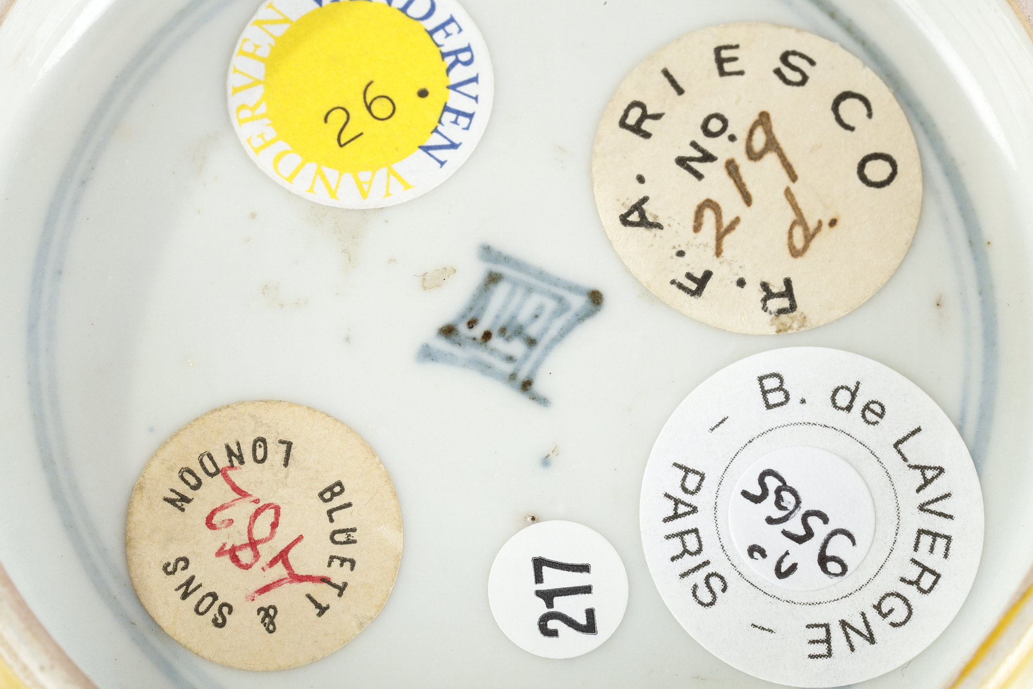 Polychrome :  Chinese yellow-ground 'brinjal' biscuit bowl, Kangxi period 1662/1722