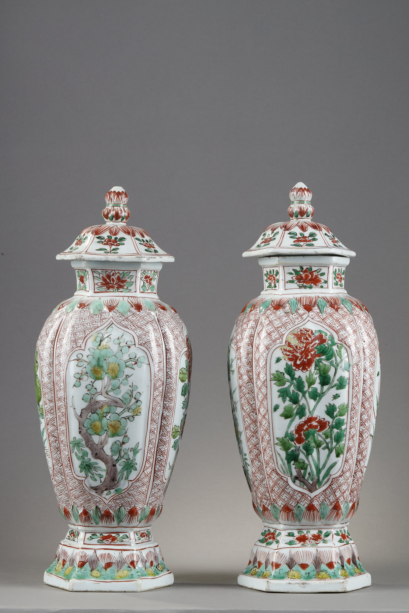 Polychrome : Pair of baluster shaped vases with their porcelain covers "Wucai" - Kangxi period 1662/1722
