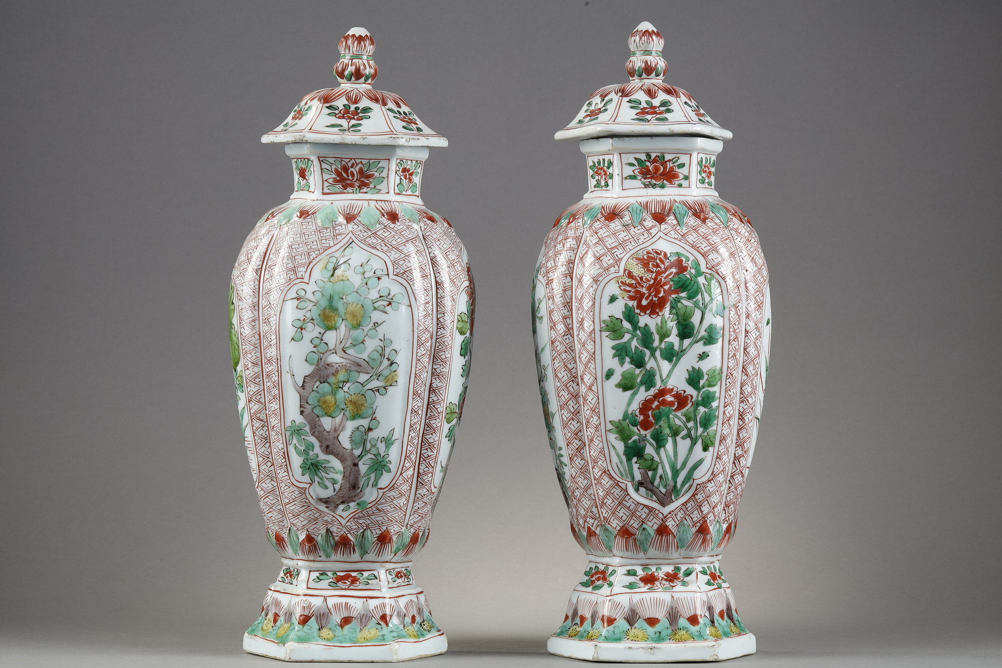 Polychrome : Pair of baluster shaped vases with their porcelain covers "Wucai" - Kangxi period 1662/1722