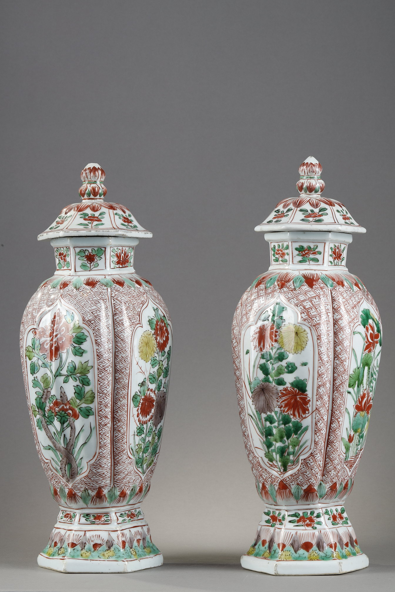 Polychrome : Pair of baluster shaped vases with their porcelain covers "Wucai" - Kangxi period 1662/1722