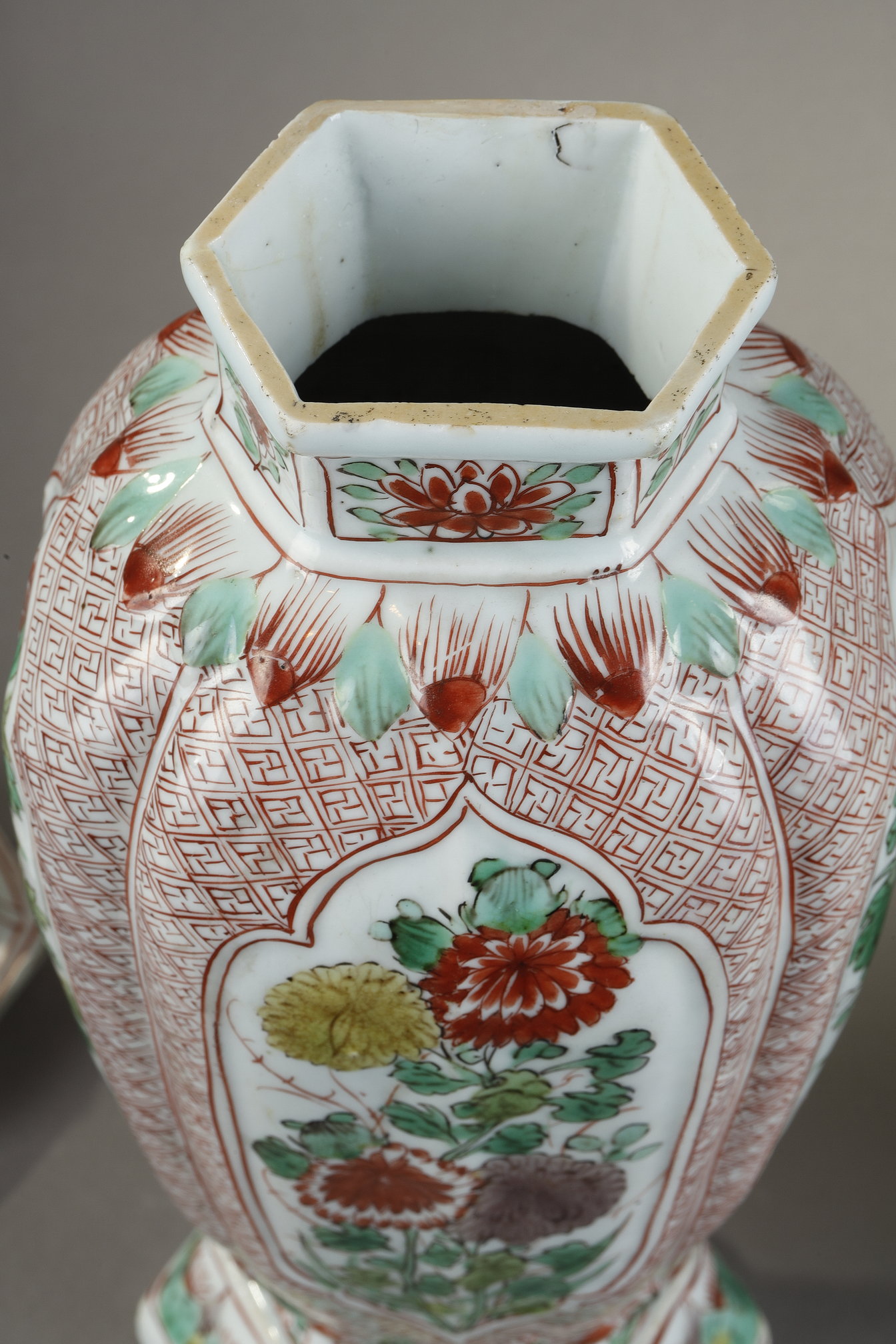 Polychrome : Pair of baluster shaped vases with their porcelain covers "Wucai" - Kangxi period 1662/1722
