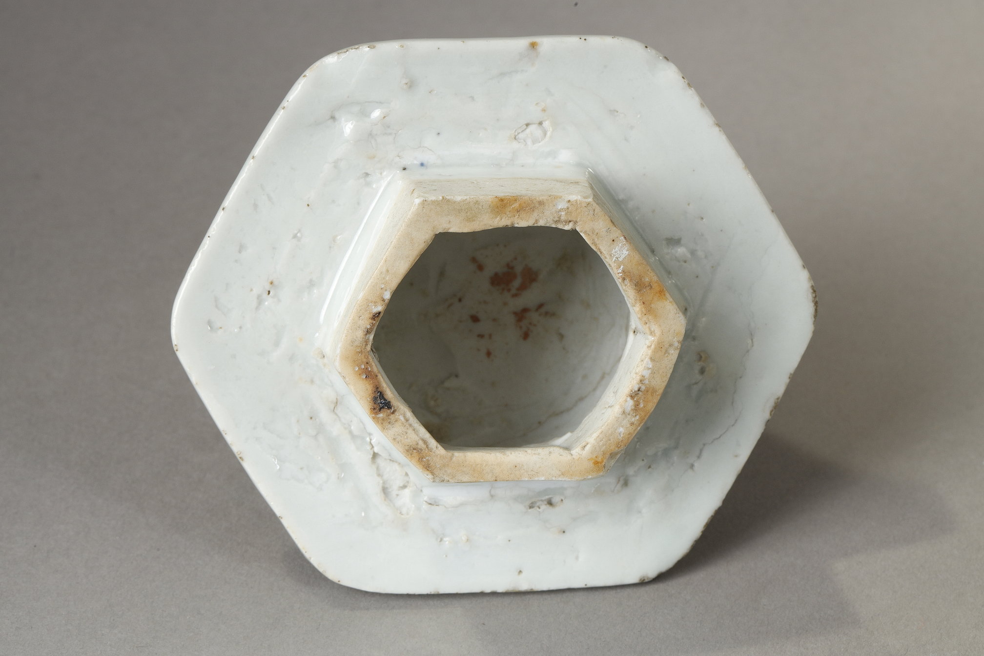 Polychrome : Pair of baluster shaped vases with their porcelain covers "Wucai" - Kangxi period 1662/1722