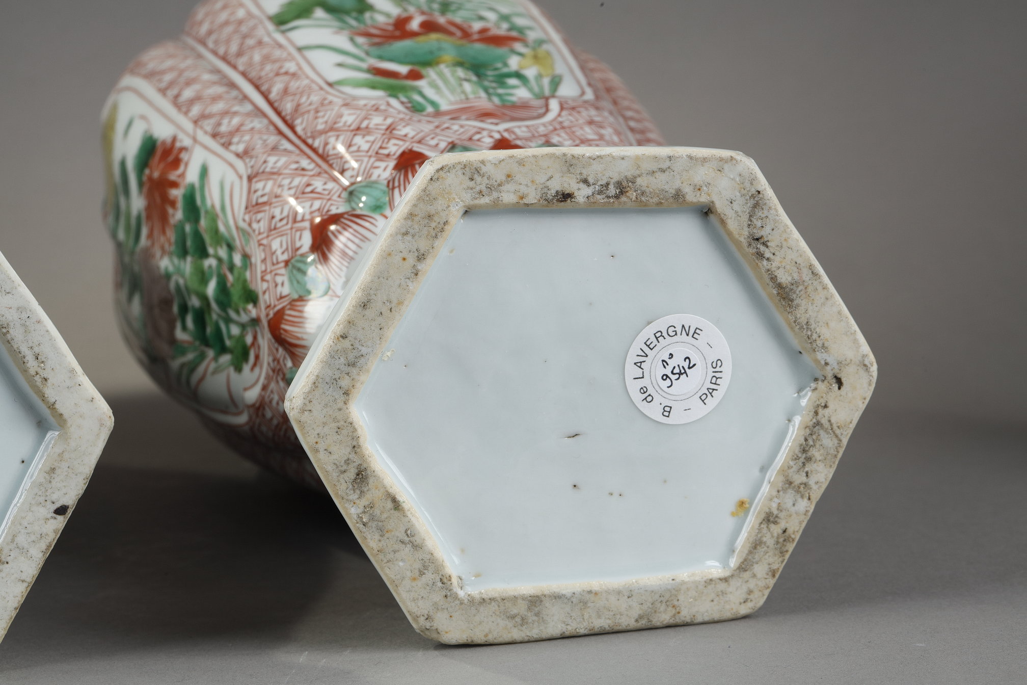 Polychrome : Pair of baluster shaped vases with their porcelain covers "Wucai" - Kangxi period 1662/1722