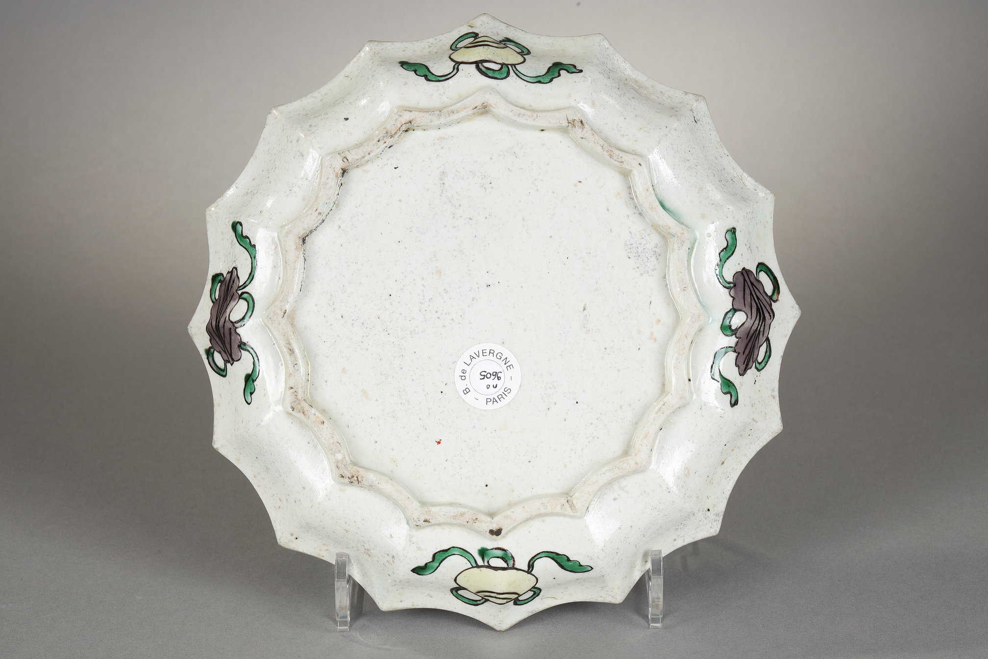 Polychrome : Dish biscuit Famille verte  decorated with qilin on a background of waves - Circa 18/19 th