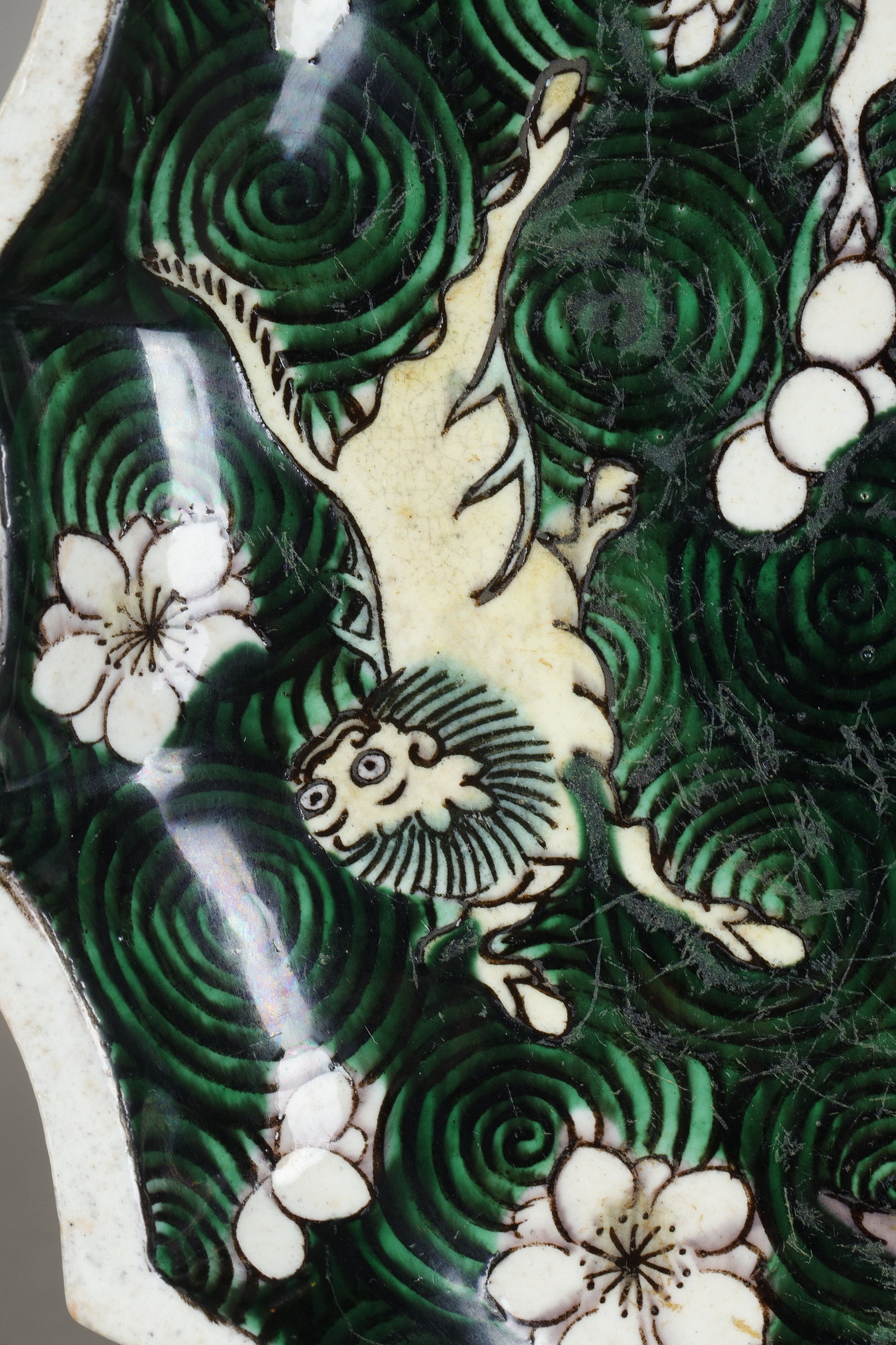 Polychrome : Dish biscuit Famille verte  decorated with qilin on a background of waves - Circa 18/19 th
